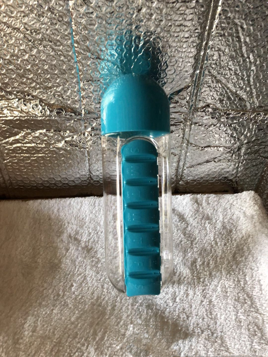 borraccia con porta pillole
